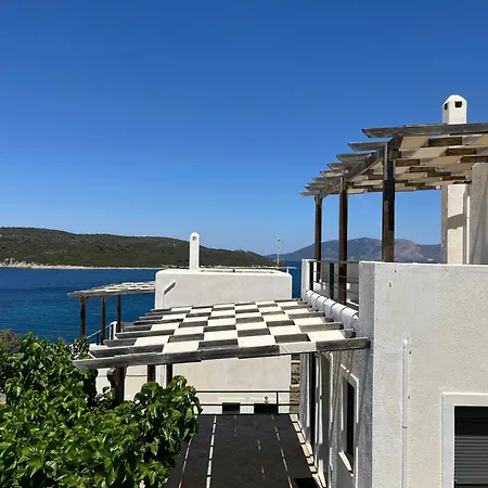 Ravishing View, Zastani