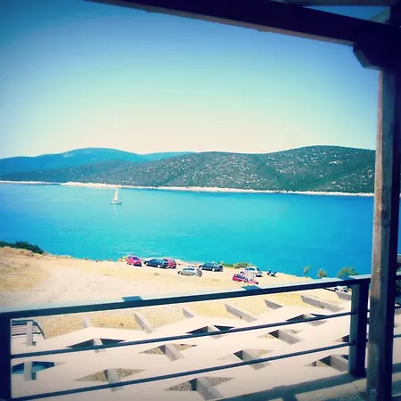 Ravishing View, Zastani